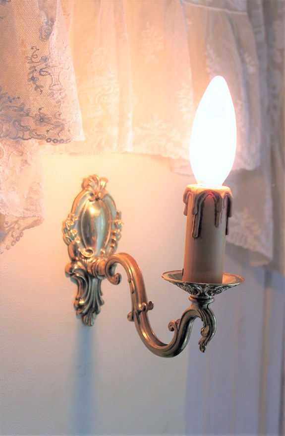 フランスアンティークスタイルのキャンドル型ブラケットライト - ロウソク型壁付け照明ランプ（25Wフロストシャンデリア球付き） -  フレンチアンティークスタイル イネスの部屋
