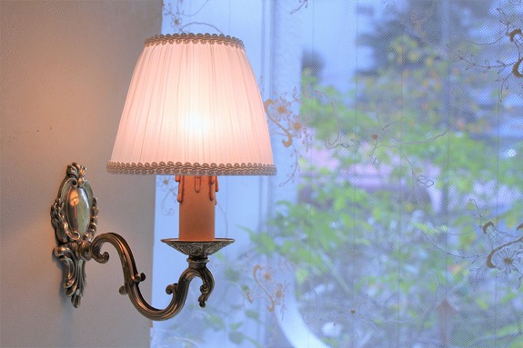 フランスアンティークスタイルのキャンドル型ブラケットライト（ ロウソク型壁付け照明ランプ）＆フェミニンなホワイトシフォンシェード -  フレンチアンティークスタイル イネスの部屋