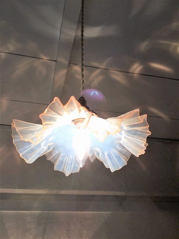 フランスアンティーク照明 オパールセントガラスのウエーブフリル