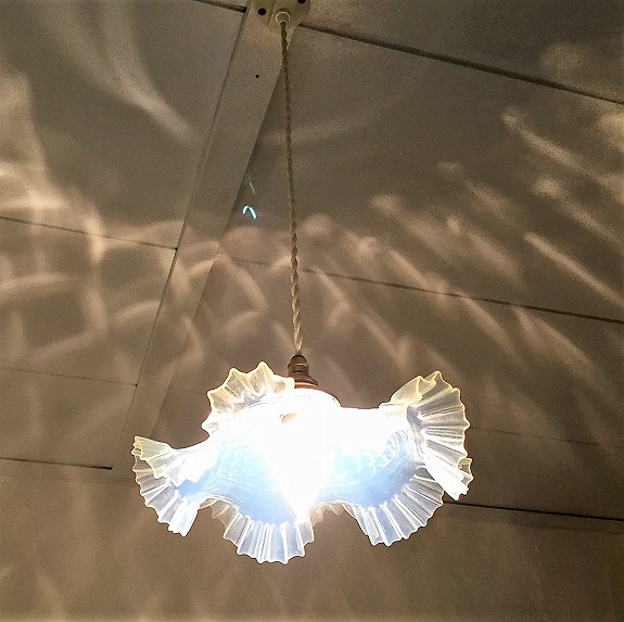 フランスアンティーク照明 オパールセントガラスのウエーブフリル 