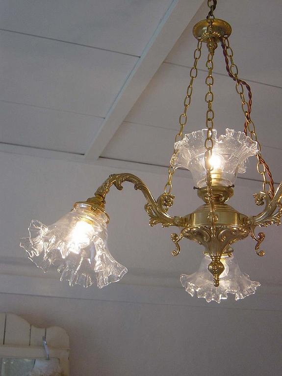 フレンチスタイルのクラシックな４灯式真鍮シャンデリア（ガラスランプ