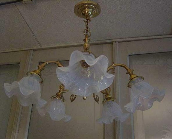 ヴィクトリアンスタイルの５灯式真鍮シャンデリア（ガラスランプ