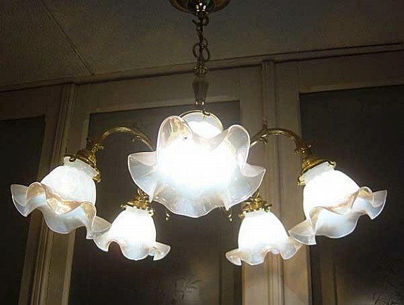ヴィクトリアンスタイルの５灯式真鍮シャンデリア（ガラスランプ 