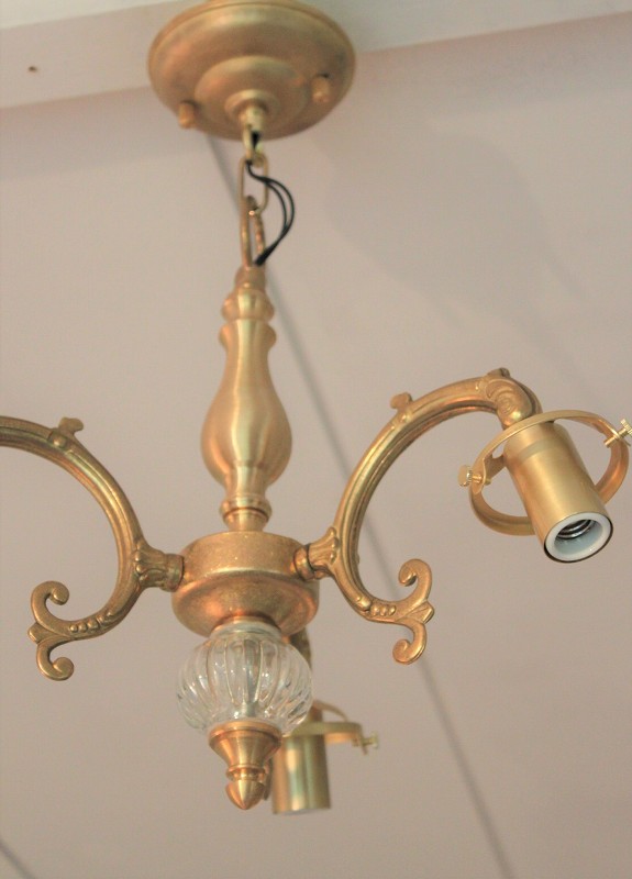 英国ヴィクトリアンアンティーク調の素敵な３灯式真鍮シャンデリア 