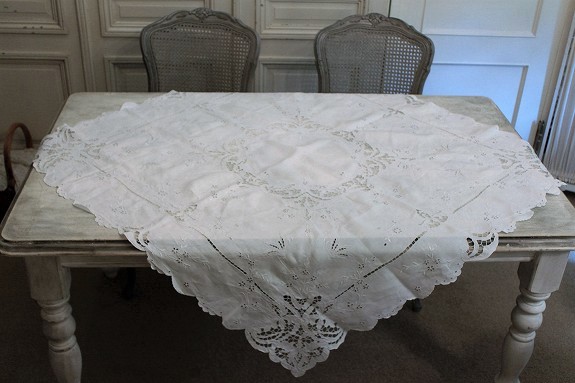 ホワイトワーク刺繍のテーブルクロス