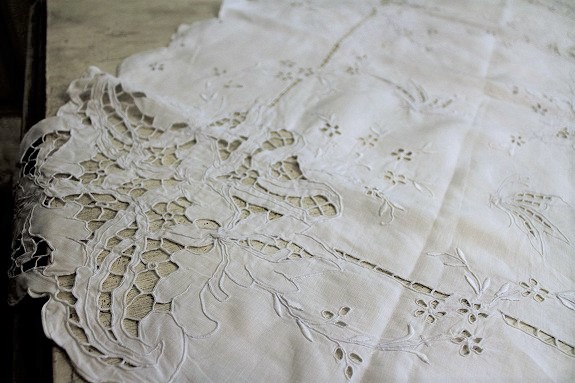 ホワイトワーク刺繍のテーブルクロス