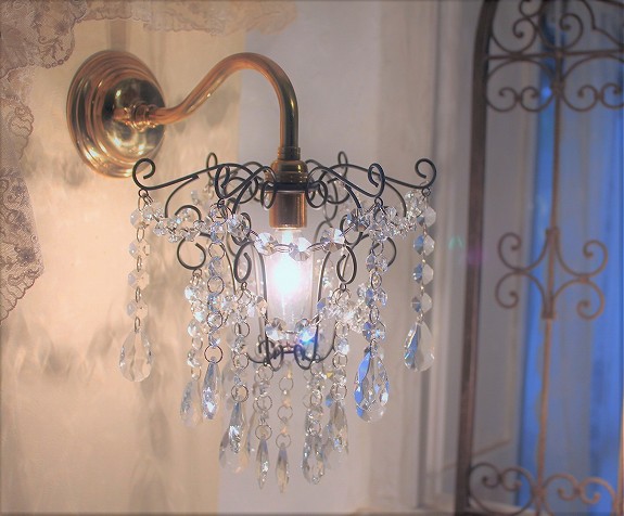 フレンチスタイルの真鍮ブラケットライト（ウォールランプ）とクリスタル一灯式シャンデリアランプのブラケットセット - フレンチアンティークスタイル  イネスの部屋
